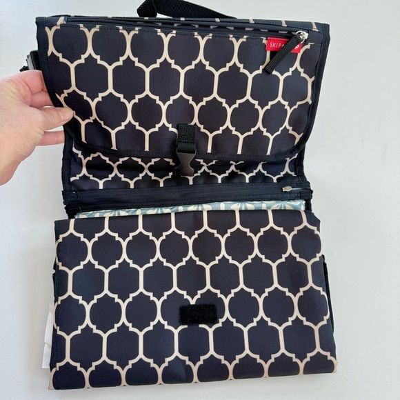 Skip Hop Pronto Baby Portable Changing Station & Diaper Changing Pad Clutch Onyx - Picture 8 of 16